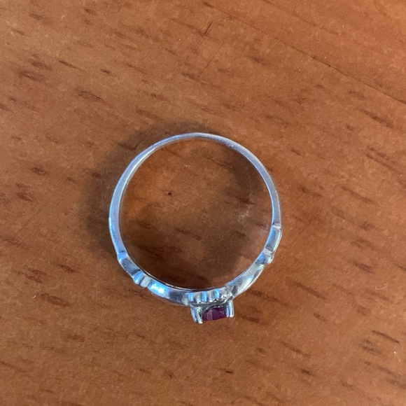 Ruby Claddagh ring - Picture 5 of 7
